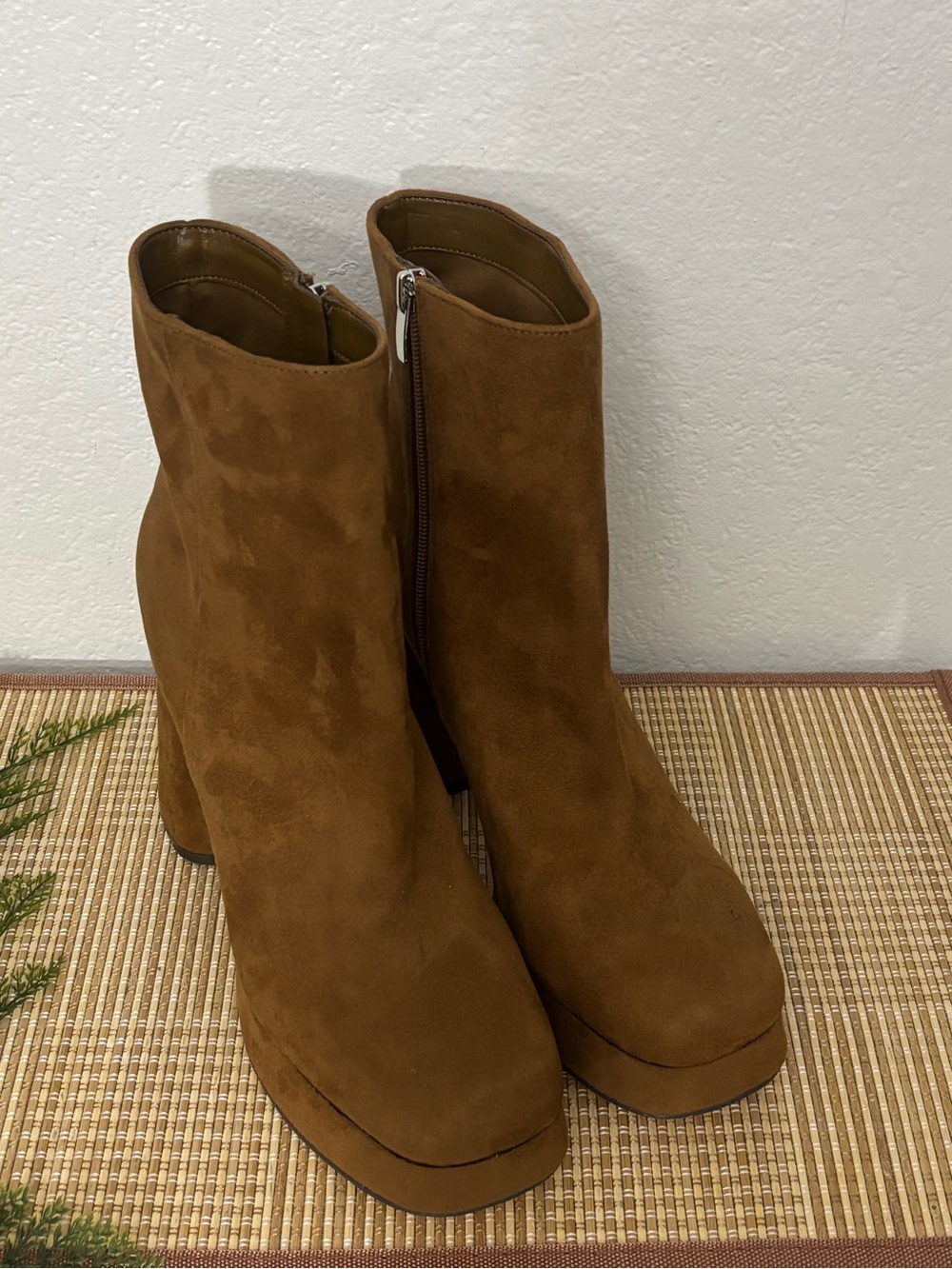 Nine West Woman VELO2 Bootie Size: 9.5M - Picture 2 of 5